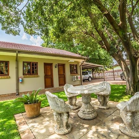 Beryl1 Guest House Klerksdorp Buitenkant foto
