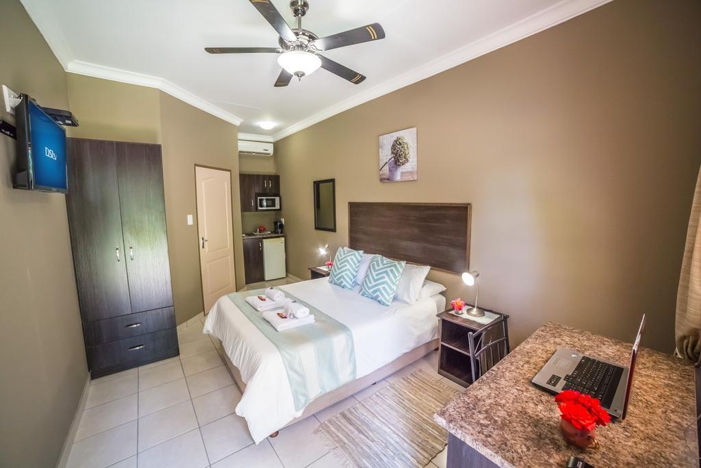 Beryl1 Guest House Klerksdorp Buitenkant foto