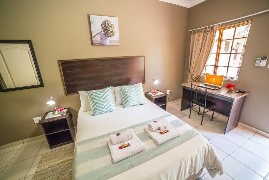 Beryl1 Guest House Klerksdorp Buitenkant foto