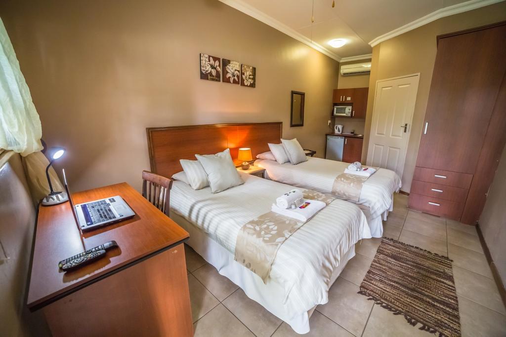 Beryl1 Guest House Klerksdorp Buitenkant foto