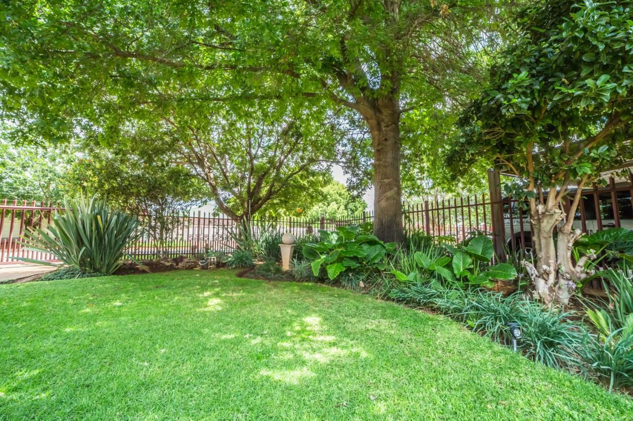 Beryl1 Guest House Klerksdorp Buitenkant foto