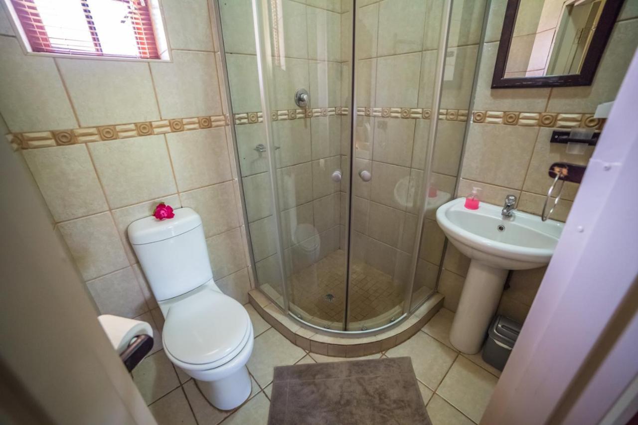 Beryl1 Guest House Klerksdorp Buitenkant foto