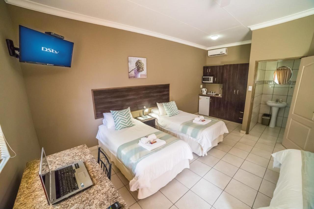 Beryl1 Guest House Klerksdorp Buitenkant foto